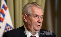 Pers  Czech  meliput berita tentang kunjungan Presiden  Milos  Zeman  di Vietnam