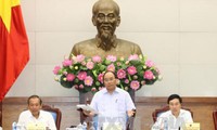 PM Vietnam, Nguyen Xuan Phuc  memimpin  sidang  untuk membahas solusi-solusi mendorong pertumbuhan ekonomi