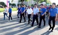 Program gerak jalan: “Memberi bantuan  untuk pergi  sokolah” diadakan di kota Ho Chi Minh