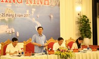 Deputi PM Vietnam, Vuong Dinh Hue mengadakan temu kerja dengan provinsi Quang Ninh