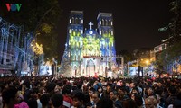 Mengunjungi gereja-gereja di kota Ha Noi pada musim Natal