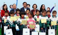 Dana Bantuan untuk Anak-Anak Vietnam memberikan susu dan beasiswa kepada anak-anak