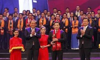 Memberikan  penghargaan Bintang Merah-Wirausaha muda Vietnam tipikal tahun 2017