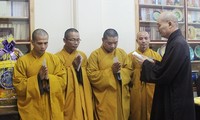 Provinsi Khanh Hoa  mengirim 10 orang bisku-biksuni  ke Kabupaten pulau  Truong Sa untuk melakukan usaha agama Buddha 