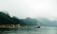 Thung Nai-Teluk Ha Long di tengah-tengah gunung dan hutan di daerah Tay Bac