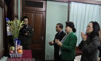 Ketua MN Vietnam, Nguyen Thi Kim Ngan  membakar hio mengenangkan Presiden Ho Chi Minh