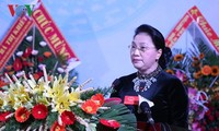 Ketua MN Viet Nam, Nguyen Thi Kim Ngan menyampaikan gelar:  Pahlawan  Angkatan Bersenjata Rakyat kepada pasukan berambut panjang Ben Tre