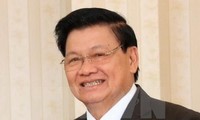 PM Laos yang datang ke Viet Nam bersama-sama memimpin persidangan ke-41 Komite Antar-Pemerintah Viet Nam-Laos