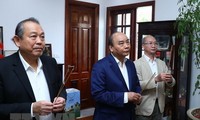 PM Nguyen Xuan Phuc membakar dupa untuk mengenangkan para mantan pemimpin Partai dan Negara dari  berbagai periode