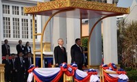 Viet Nam dan Laos untuk selama-lamanya bersama-sama menempuh jalan kemerdekaan nasional  dan sosialisme