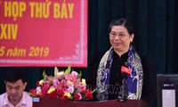 Wakil Harian Ketua MN Viet Nam, Tong Thi Phong mengadakan  kontak dengan para pemilih di  Provinsi Son La