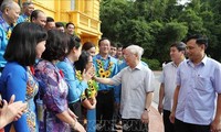 Sekjen, Presiden Viet Nam, Nguyen Phu Trong bertemu dengan delegasi pejabat Serikat Buruh  yang tipikal