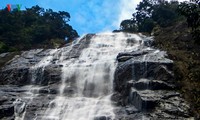 Keindahan yang megah dari air terjun Do Quyen