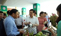 Deputi PM Viet Nam, Vuong Dinh Hue menghadiri konferensi evaluasi masa 10 tahun  pembangunan pedesaan baru di Daerah Nam Bo Timur dan Daerah Dataran Rendah Sungai Mekong