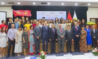 Memberikan hadiah  sayembara:  “Wartawan muda Francophonie-Vietnam-2019”.