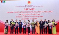 Mengadakan pertemuan para   anggota MN yang adalah guru Vietnam