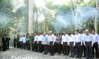 Para pemimpin Partai, Negara dan Pemerintah Vietnam berkunjung dan  memberikan bingkisan Hari Raya Tet  di beberapa daerah