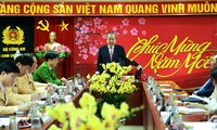 Deputi Harian PM Truong Hoa Binh mengadakan temu kerja dengan Direktorat Jenderal Beacukai