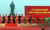 Meresmikan Tugu Monumen Sekjen  Truong Chinh