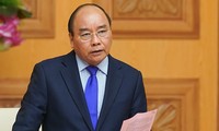 PM Nguyen Xuan Phuc: Melaksanakan pembatasan sosial di seluruh negeri selama 15 hari, menjamin cukup barang  dan pangan yang perlu