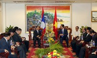 Entretien entre les Premiers Ministres vietnamien et laotien 