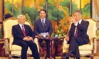 En visite à Singapour, Nguyen Phu Trong a été reçu par Lee Hsien Loong