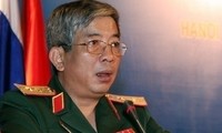 Nguyen Chi Vinh reçoit des attachés militaires étrangers en poste au Vietnam