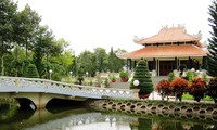 National Assembly Chairman Nguyen Sinh Hung offers incense at Ton Duc Thang memorial