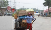 Van Kieu women make a living