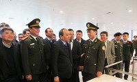 Deputy PM Nguyen Xuan Phuc examines security at Noi Bai airport 