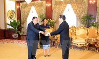 Vietnamese Ambassador submits credential letter to Lao President