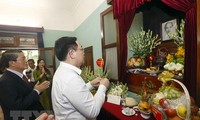 NA Chairman offers incense in tribute to late President Ho Chi Minh