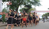 1,000 Central Highlands artisans perform gongs at street festival