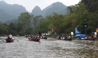 Spring pilgrimage to Huong pagoda