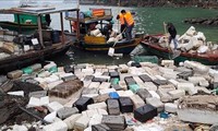 Ha Long Bay begins waste collection, cleanup campaign 