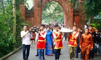 Square, round sticky rice cakes offered to Hung Kings