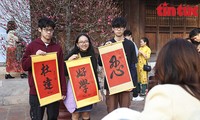 Fine customs of displaying calligraphic writings for Lunar New Year celebration