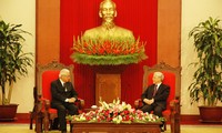 Party Leader Nguyen Phu Trong receives visiting Singaporean President 