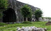 Ho Dynasty Citadel draws tourist crowds