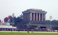 Tourists visit Uncle Ho’s Mausoleum 