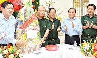 HCM City’s authorities send Tet wishes to 600 workers 