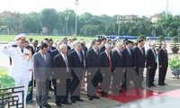 National leaders pay respect to President Ho Chi Minh