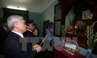 Party leader burns incense in memory of President Ho Chi Minh