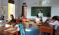 Warm feelings between teachers & students in Truong Sa archipelago 