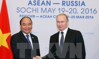 PM Nguyen Xuan Phuc holds talks with Russian President Putin