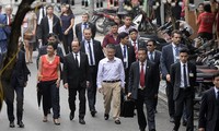 Vietnamese French people accompany President Hollande to visit Vietnam