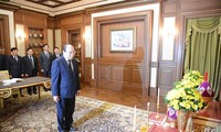 Vietnamese government leader pays tribute to the Thai King