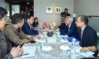 Vietnamese FM meets his Indian, Australian counterparts