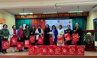 1.5 million poor, near-poor households receive Tet gifts 