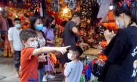 Không khí phố Hàng Mã những ngày gần lễ Halloween